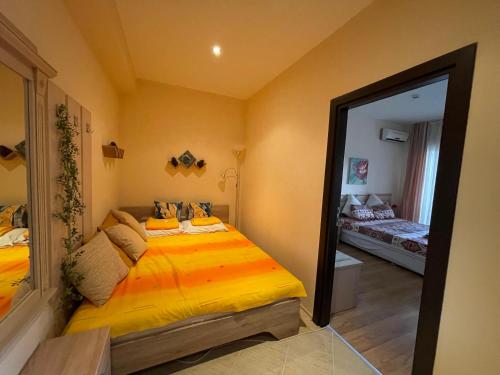 Ένα ή περισσότερα κρεβάτια σε δωμάτιο στο Spacious seaview apartments, 100m to the beach