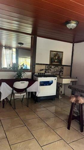 a kitchen with a stove and a table and chairs at Luna Turquesa in Golfito