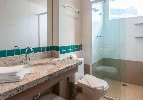 un bagno con lavandino, WC e doccia di Solar das Aguas Park Resort - Reserve Temporada a Olímpia