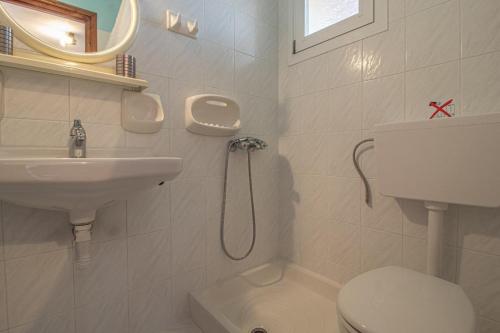 PORTO-FINO في أريلاز: حمام مع مرحاض ومغسلة
