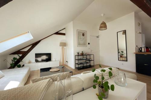 un salon avec un canapé et une table dans l'établissement Le Monde d'Elodie - Rouen Gare routière, à Rouen