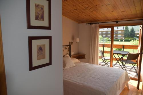 Tempat tidur dalam kamar di Ático en Llivia - Recién reformado