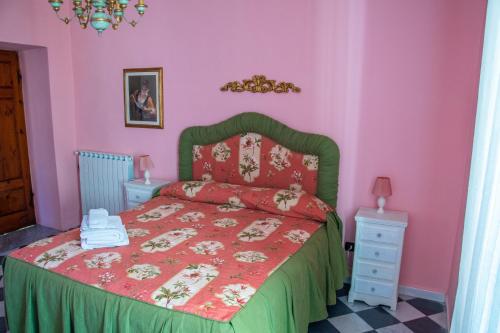 1 dormitorio con 1 cama con pared de color rosa en Villa Belvedere en Pieve Fosciana