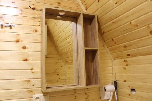 baño con espejo en la pared de madera en KALOHOUSE, en Dandalo