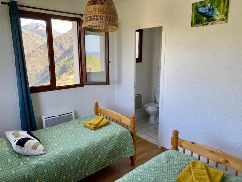 a bedroom with two twin beds and a window at Auberge de Thiéry in Thiéry