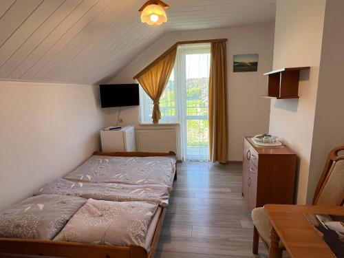 sypialnia z 2 łóżkami i oknem w obiekcie Nad Bieszczadzkim Morzem w Polańczyku