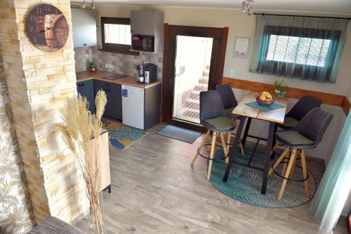 Köök või kööginurk majutusasutuses Jódi-Hegy Resort Siófok