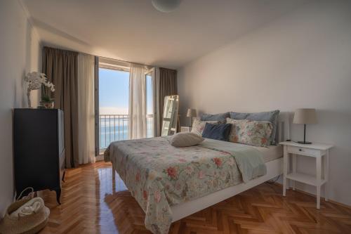 City Vibes Apartment with Balcony and Spectacular View