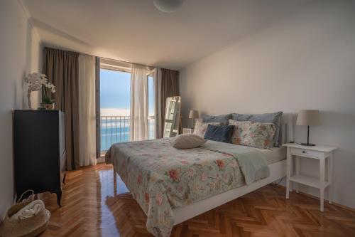 City Vibes Apartment with Balcony and Spectacular View