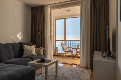 City Vibes Apartment with Balcony and Spectacular View
