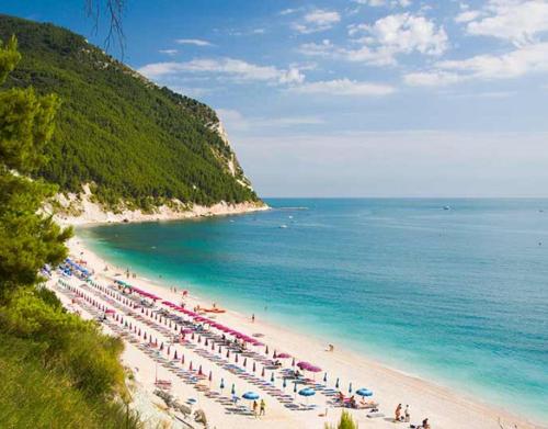 卡斯特非達多的住宿－Casa Soprani - Relax Marchigiano，海滩上放着一把遮阳伞,大海