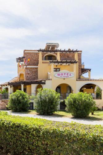 a building with a sign that reads rosie at Hotel Sa Suergia in Villasimius