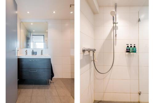 2 imágenes de un baño con ducha y lavabo en Zon Modern beach house en Bergen aan Zee