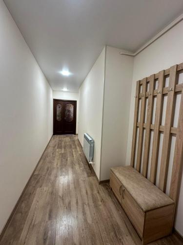 Vanadzor的住宿－Квартира，空的走廊,有一间配有沙发的房间