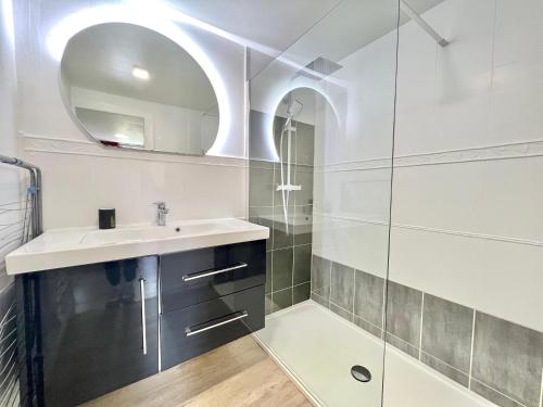 a bathroom with a sink and a shower at Magnifique ✶ Gîte à 7 minutes du Futuroscope ✶ in Avanton