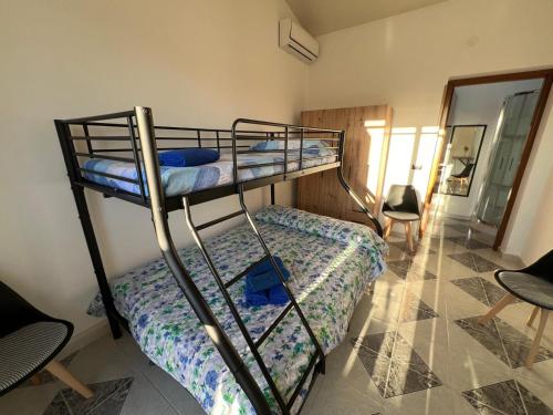1 dormitorio con 2 literas en una habitación en Villa Maria, en Tre Fontane