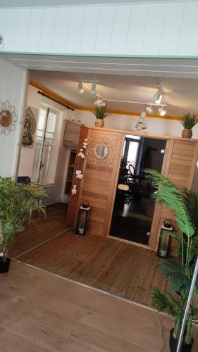 une chambre avec une terrasse en bois avec des plantes dans l'établissement Le SPATIONHÔTE, à Nançay