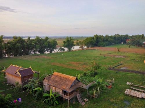 una vista aérea de una granja con una casa en un campo en OBT - The Mango Bungalow 