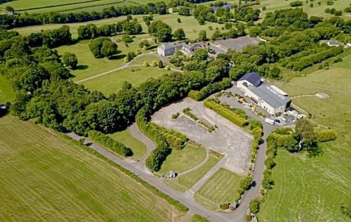 een luchtzicht op een groot landgoed met een huis bij The Hedges Hotel in Stranocum