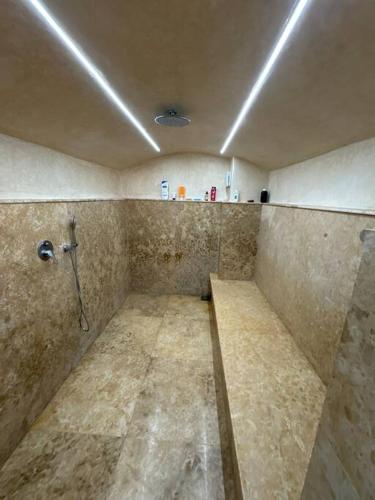 an empty bathroom with a shower in a room at Bel appartement avec hammam in Chouiter
