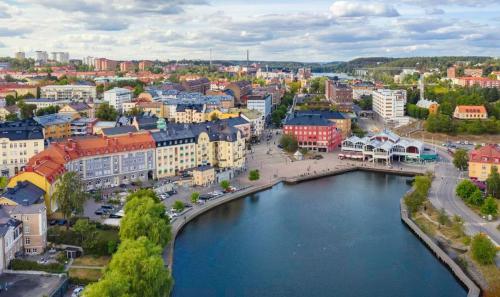 een luchtzicht op een stad met een rivier en gebouwen bij Södertälje Karlhov Stay Inn in Södertälje