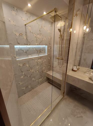 Simbad Hotel & Bar Superior في موسونماجياروفار: حمام مع دش ومغسلة