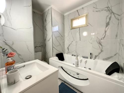 Ένα μπάνιο στο Évasion Cannes : Baignoire spa, AC, Wifi, Netflix