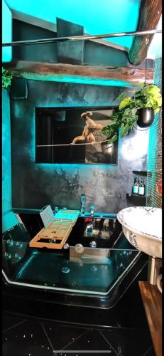 Il comprend une cuisine équipée d'une cuisinière et d'un évier. dans l'établissement Jungle Spa, à Marseille