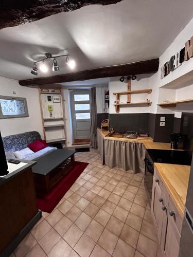 - une cuisine avec un lit au milieu d'une pièce dans l'établissement Le petit Villecrozien, à Villecroze