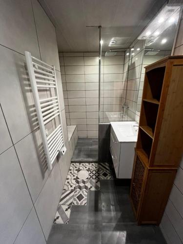 une petite salle de bain avec un lavabo et des toilettes dans l'établissement Studio Dali, au Puy-en-Velay