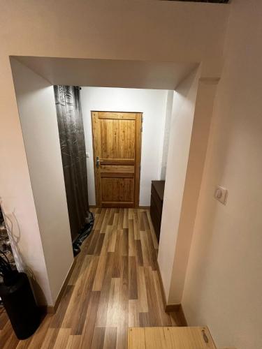 - un couloir avec une porte et du parquet dans l'établissement Studio Dali, au Puy-en-Velay