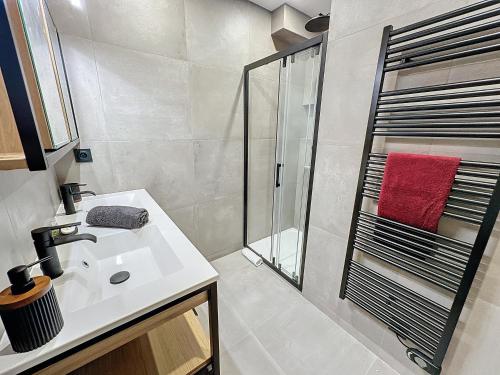 une salle de bain avec un lavabo et une douche dans l'établissement 50m2 Croisette Martinez, Terrasse vue mer, à Cannes