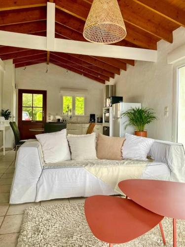 Et opholdsområde på Jolie petite maison rénovée piscine