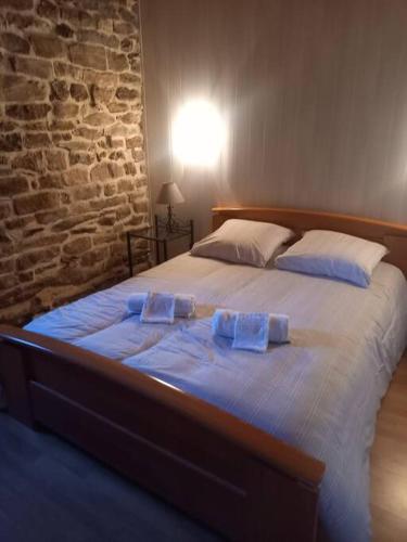 une chambre avec un grand lit avec deux serviettes dessus dans l'établissement Gîte Mas d’Eden Lozère, à Mas-dʼOrcières