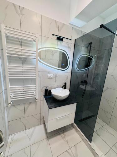 a bathroom with a sink and a shower at RRed in Năvodari