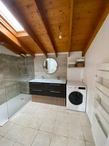 une salle de bain avec un lavabo et une machine à laver dans l'établissement Jolie petite maison rénovée piscine, à Saint-Palais-sur-Mer