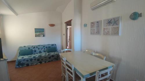 sala de estar con mesa y sofá en Villa Pidda a San Teodoro, en San Teodoro