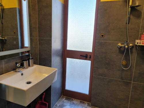 een badkamer met een wastafel en een douche bij "On the beach" Glamour Sunrise Apartment in Durrës