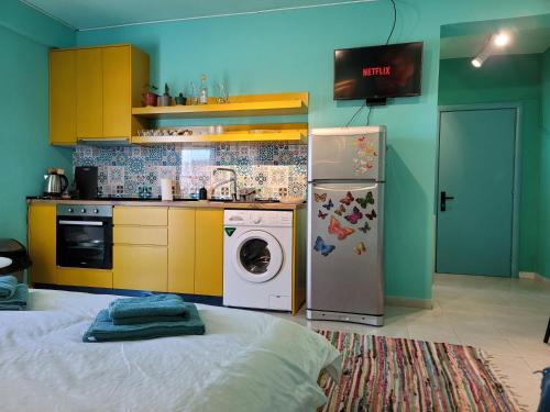 een keuken met een wasmachine en een koelkast bij "On the beach" Glamour Sunrise Apartment in Durrës