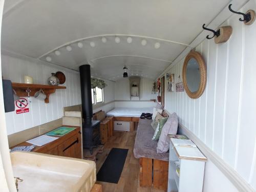 FylingdalesにあるMeadowbeck - Shepherd Hutsのベッドとソファのある小さな部屋