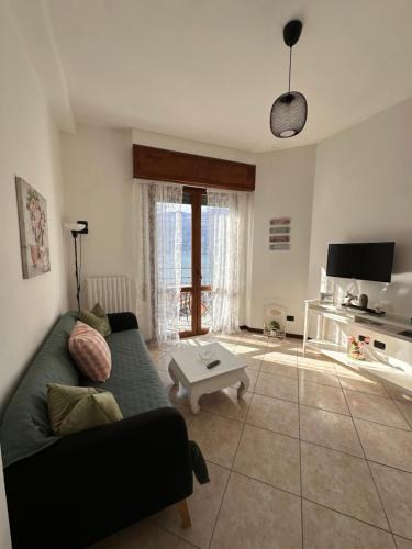 - un salon avec un canapé et une table dans l'établissement Little house Lezzeno, à Lezzeno