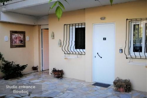 una puerta delantera de una casa con puertas de hierro forjado en Efi Studio 2 Lamia, en Lamía