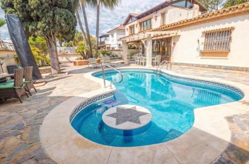 Villa Luna- Pool with Jacuzzi by the Beach