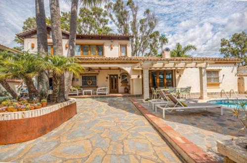 Villa Luna- Pool with Jacuzzi by the Beach