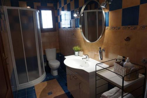 ein Badezimmer mit Waschbecken, Dusche und Toilette in der Unterkunft Olive Tree Bay in Lefokastro
