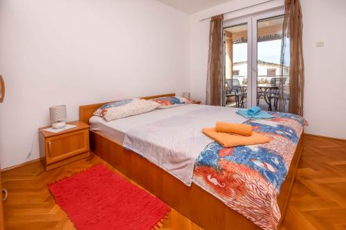 1 dormitorio con 1 cama con 2 toallas en Apartments Ema en Ražanj