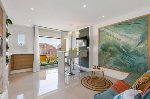 - un salon orné d'une grande peinture murale dans l'établissement Escapade sur l'Île des Pêcheurs, au Cap d'Agde