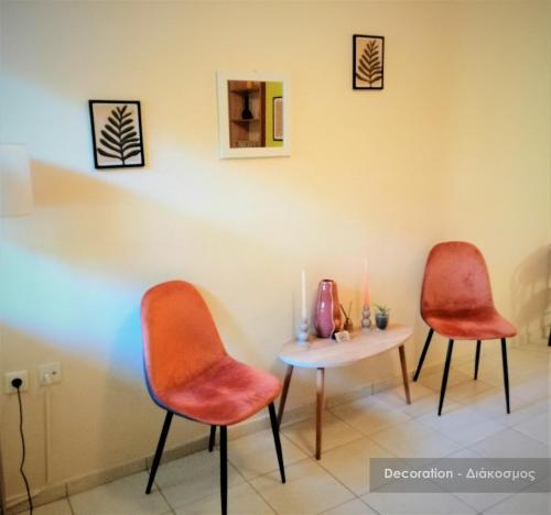 2 Stühle und ein Tisch in einem Zimmer in der Unterkunft Efi Studio 1 Lamia in Lamía