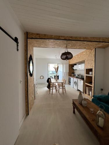 un salon avec une table et une salle à manger dans l'établissement Cœur, à Palavas-les-Flots
