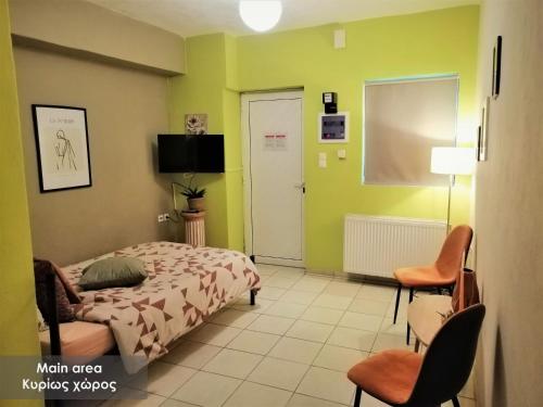 - une chambre avec un lit et des chaises dans l'établissement Efi Studio 1 Lamia, à Lamía